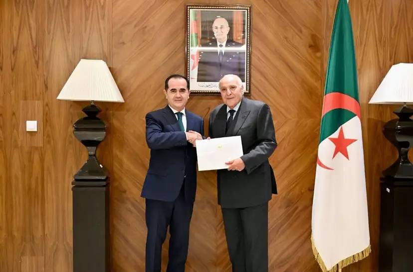 السيد عطاف يستقبل السفير الجديد لجمهورية طاجيكستان لدى الجزائر
